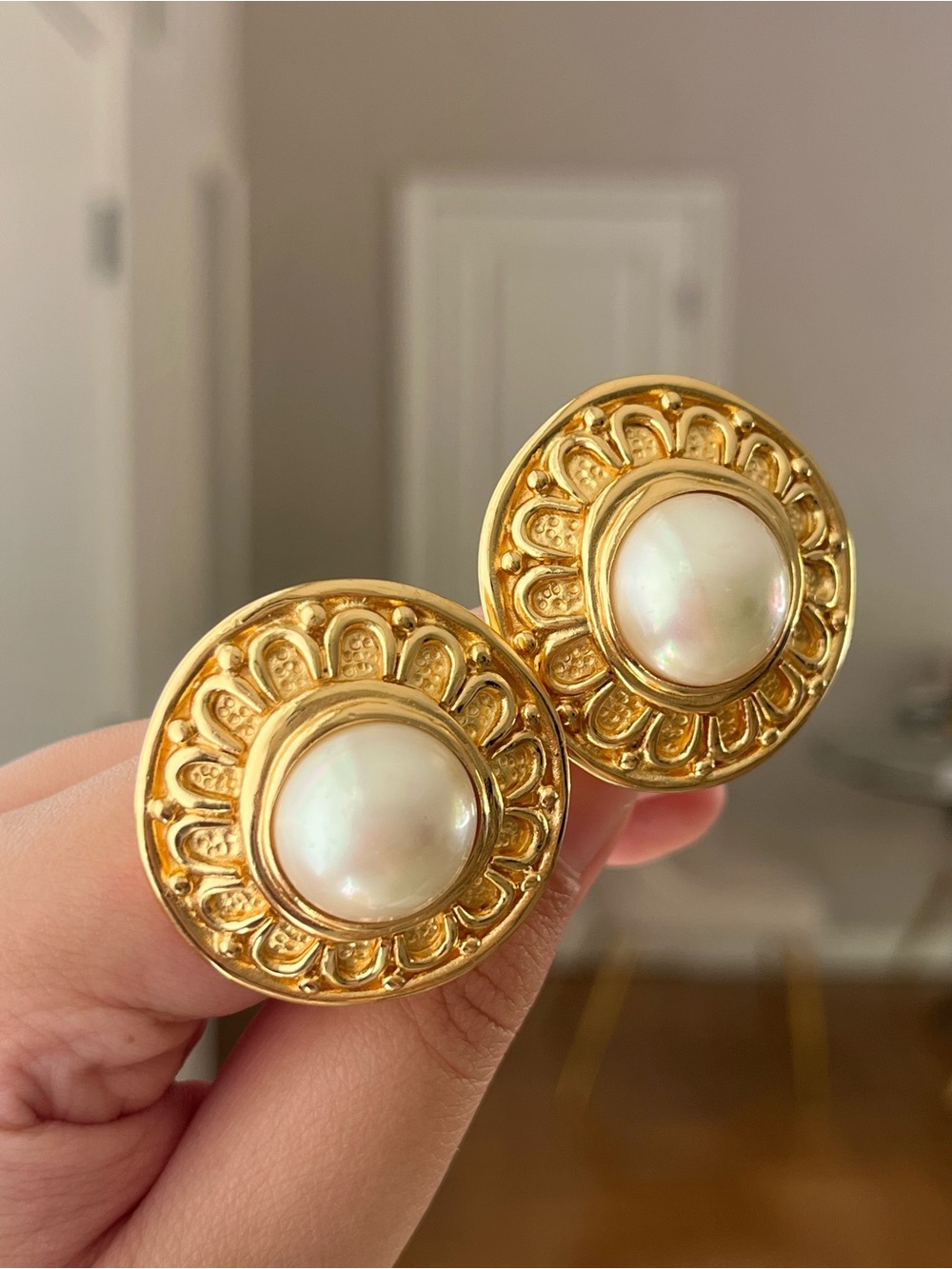 Vintage Christian Dior Round Pearl Scalloped Metal Large Gold Clip-On Earrings - Picture 5 of 8